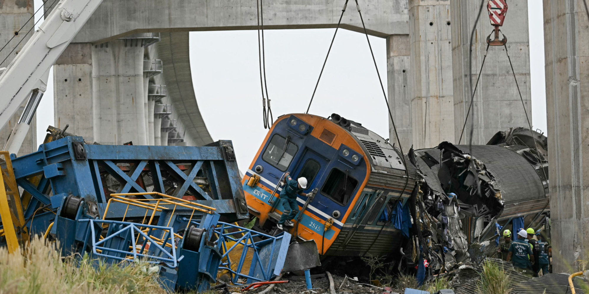 Thaïlande : une grue s'effondre sur un train de passagers, au moins 25 morts