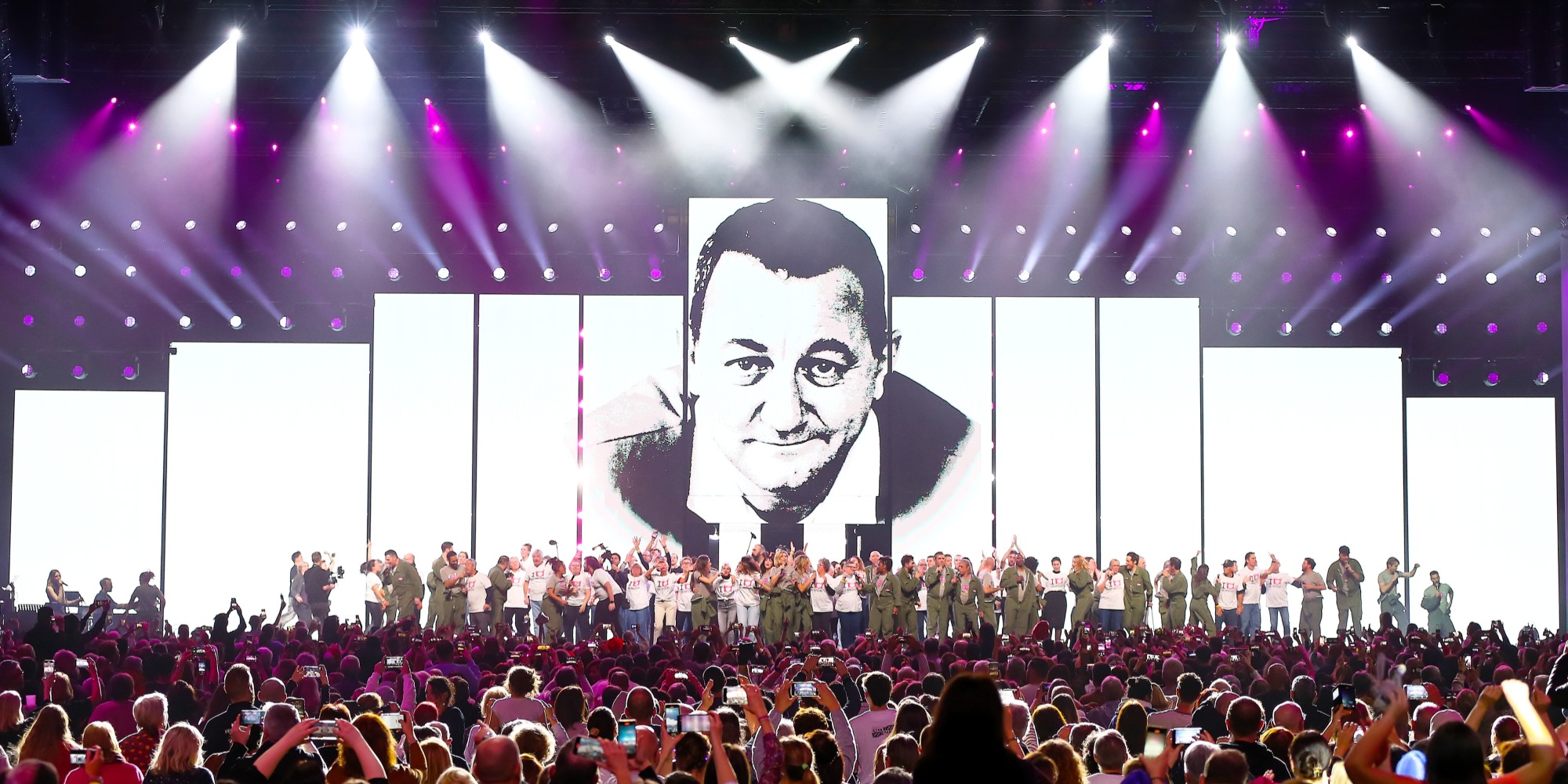 Qui est cet humoriste qui a rejoint la bande des Enfoirés à la dernière minute ?