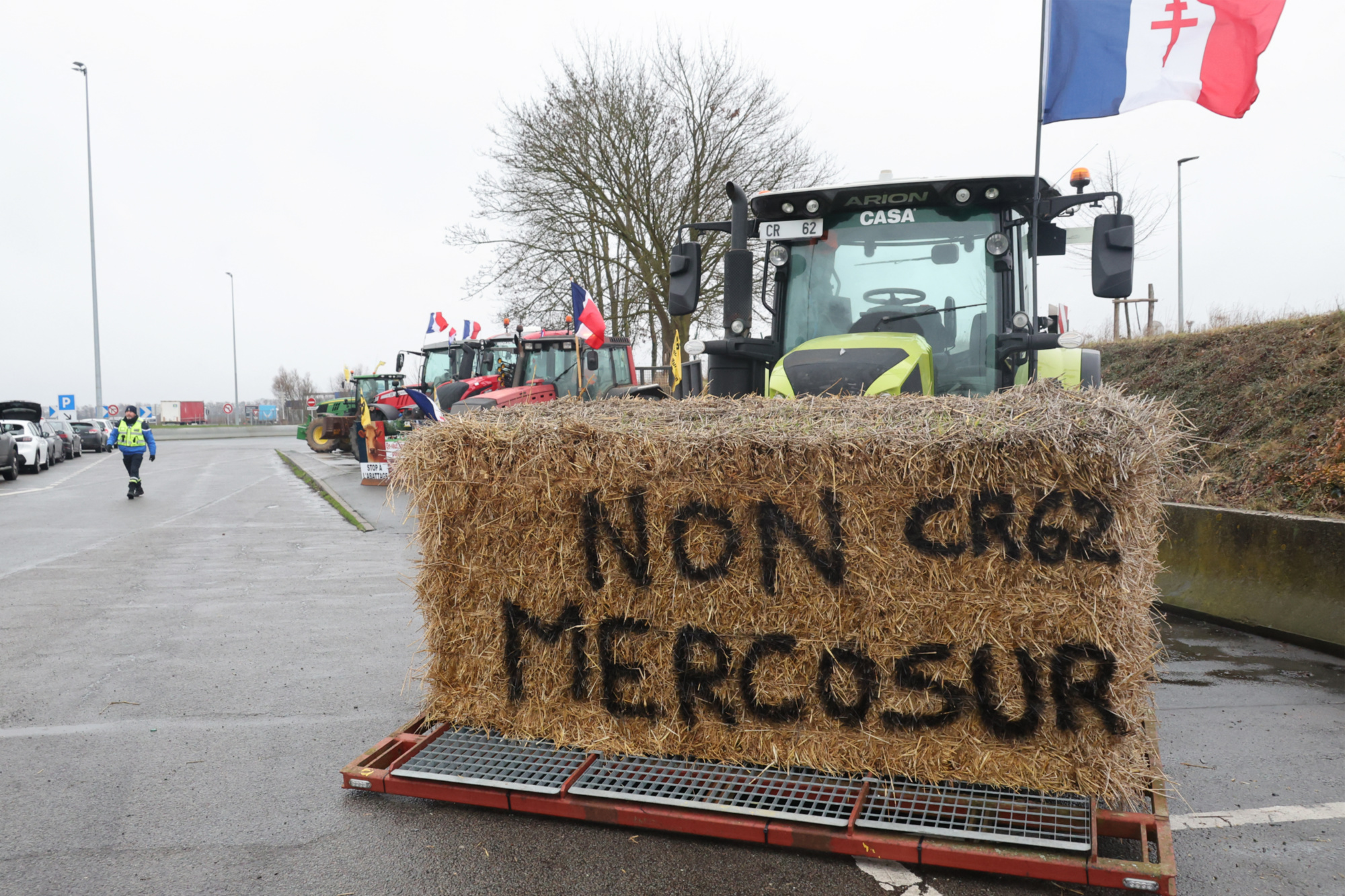 Crise agricole : les agriculteurs lèvent les barrages mais restent mobilisés