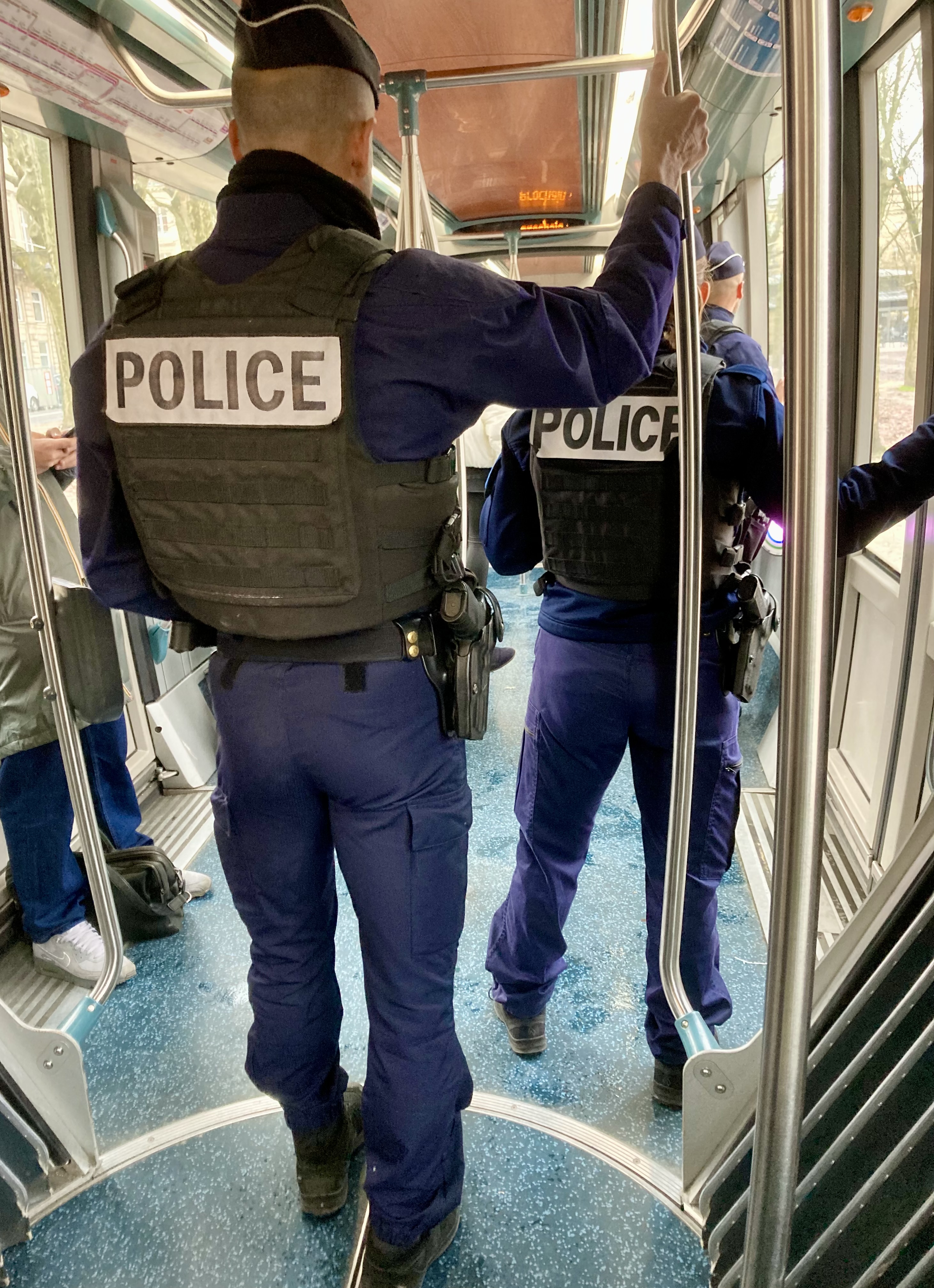 «À l’instant T, on gagne une patrouille supplémentaire» : à Bordeaux, des policiers réservistes renforcent la sécurité dans les transports