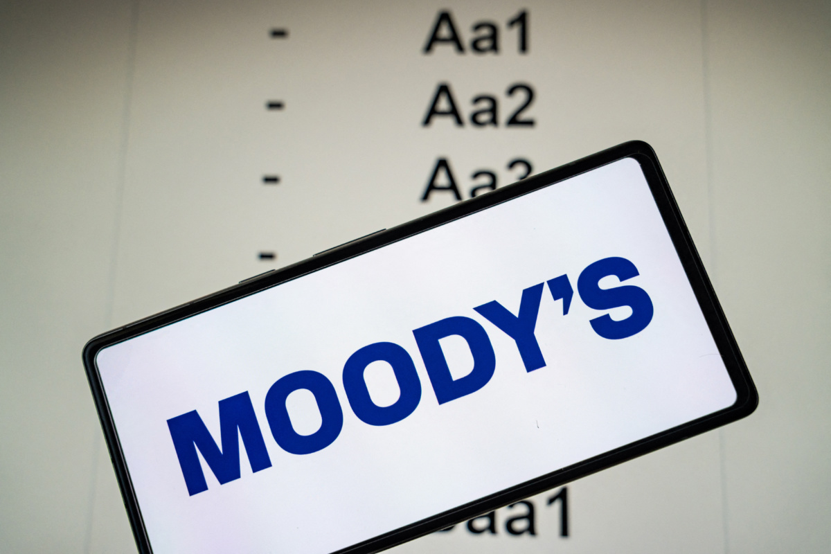 Émeutes, dette publique, budget... Après Fitch et S&P, l'agence Moody's va-t-elle dégrader la note de la France ?