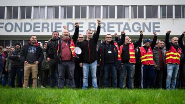 Environ 200 des 350 salariés de la Fonderie de Bretagne dans le Morbihan sont placés en activité partielle durant deux semaines, à l'issue desquelles une procédure devant le tribunal de commerce est envisagée.