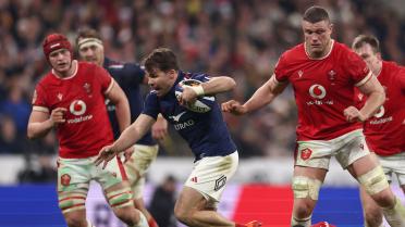 Antoine Dupont, leader du XV de France, au milieu des joueurs gallois.