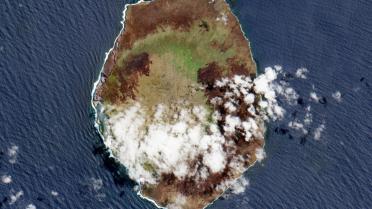 Vue satellite de l’île d’Amsterdam en feu, le 9 février 2025.