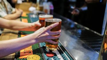 Biarritz, Agde, Périgueux... Ces villes qui comptent le plus de bars par habitant en France