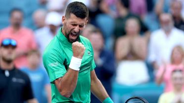 Tennis : Novak Djokovic bat Grigor Dimitrov et va en finale à Miami pour un 100e titre