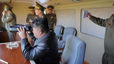 Le leader nord-coréen a supervisé des essais simulant des contre-attaques nucléaires