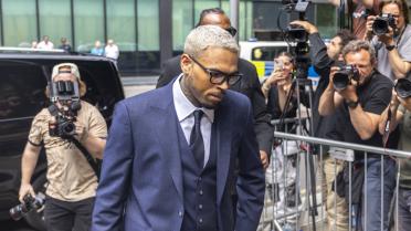 Royaume-Uni : le chanteur américain Chris Brown plaide non-coupable dans une affaire d'agression 