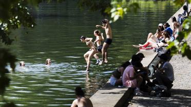 Les Parisiens écrasés par la chaleur caniculaire