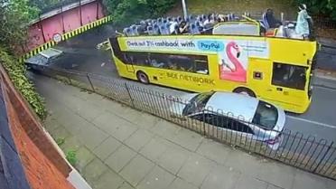 Un bus à impériale a percuté un pont près de Manchester détruisant son deuxième étage.