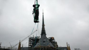 La dernière statue, celle de Saint-Thomas, retrouve la cathédrale Notre-Dame de Paris.