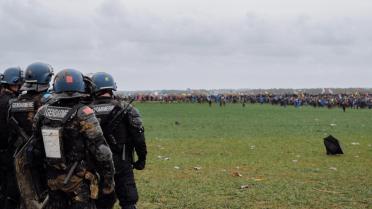 À Sainte-Soline, une manifestation anti-bassine a viré à l’affrontement entre black blocs et forces de l’ordre, victimes de jets de pierre en nombre.