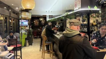 Au bar-tabac Chiquito, dans le 15e arrondissement de Paris, la convivialité se vit chaque jour, au comptoir.