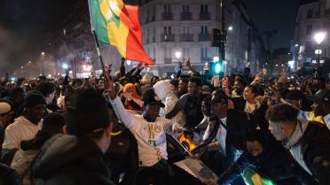Des supporters sénégalais célébrant la victoire de leur équipe à la CAN ce dimanche soir. 