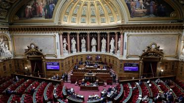 La réforme de la fin de vie revient mardi au Parlement avec l'examen au Sénat d'une proposition de loi créant un droit à l'aide à mourir.