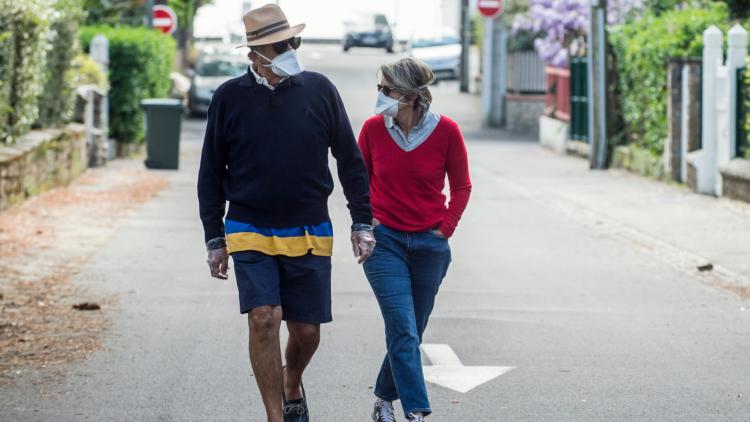 confinement france couple coronavirus