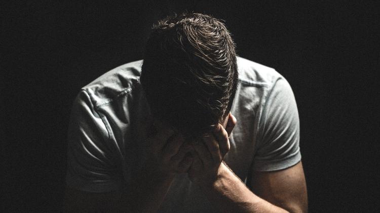 homme triste pleurer désespoir