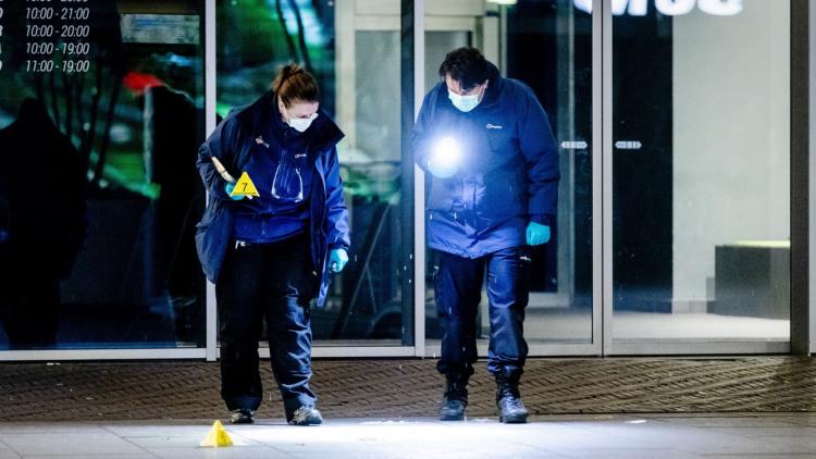 La police a interpellé un homme de 35 ans, suspecté d'avoir participé à l'attaque au couteau qui a fait trois blessés vendredi à la Haye