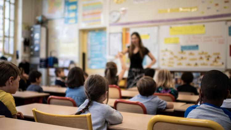 Une dizaine d'enfants de l'école publique Camille Corot de Corsept en Loire-Atlantique sont traumatisés par leur instituteur de CE2. 
