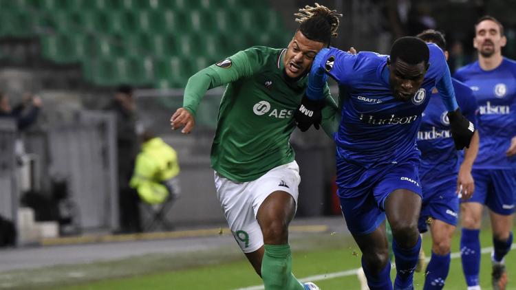 L'attaquant de Saint-Etienne Lois Diony au duel avec le défenseur de la Gantoise Michael Ngadeu-Ngadjui  lors de la 5e journée de Ligue Europa