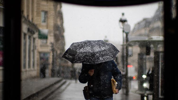 Un homme sous la neige (image d'illustration)