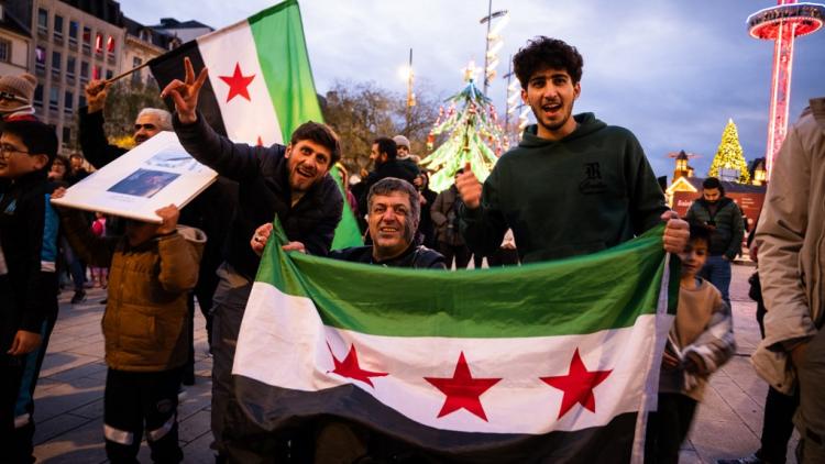 Partout en France, les Syriens exilés fêtent la chute du régime de Bachar Al-Assad.