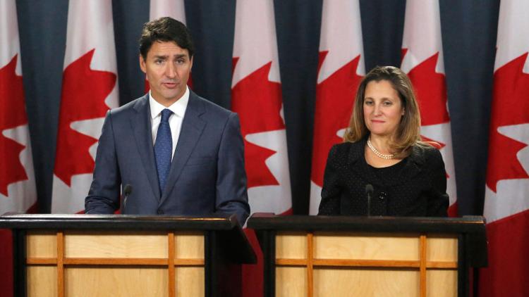 Chrystia Freeland (à droite) a occupé plusieurs postes de ministres depuis l'arrivée de Justin Trudeau au pouvoir en 2015.