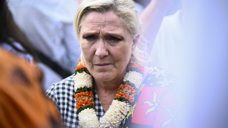 Deux bateaux, dont l'un transportant Marine Le Pen, sont entrés en collision mardi à Mayotte, faisant 10 blessés selon la presse locale, mais la cheffe de file des députés RN est, elle, indemne.