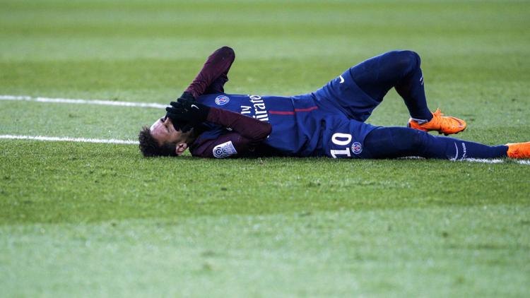 Neymar va être opéré au Brésil.