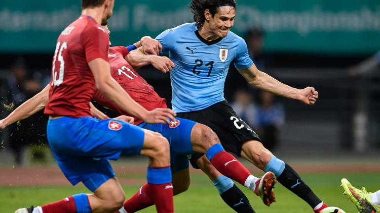 Edinson Cavani avec le maillot de l'Uruguay face à la République Tchèque en Chine 1280