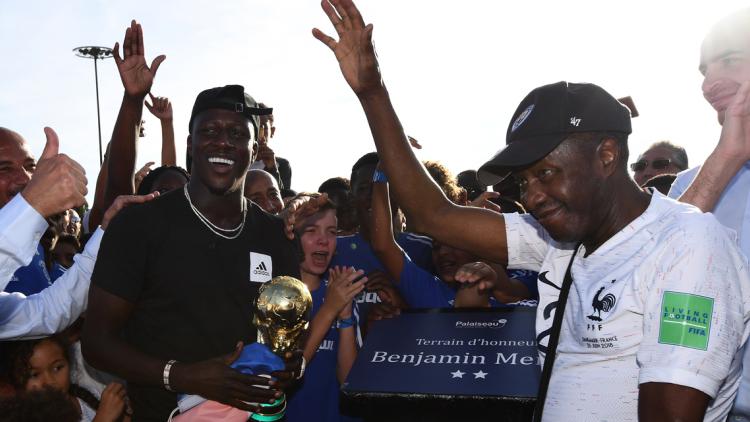 Benjamin Mendy est venu inaugurer le terrain d'honneur de la ville de Palaiseau, qui porte désormais son nom.