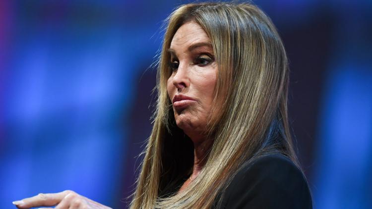 "C'est la politique dans ce qu'elle a de pire. C'est inacceptable et dérangeant", dénonce Caitlyn Jenner à propos de Donald Trump.