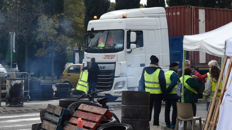 gilets jaunes camion