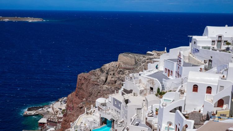 Grèce : des milliers d'habitants fuient Santorin frappée par des séismes à répétition