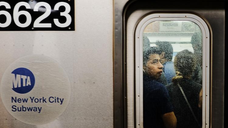 Le métro new-yorkais transporte chaque jour six millions de passagers.
