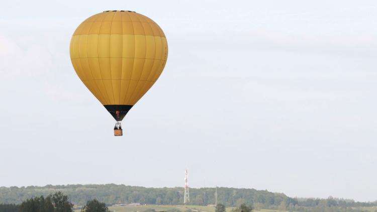 Le pilote d'une montgolfière est resté suspendu dans le vide.