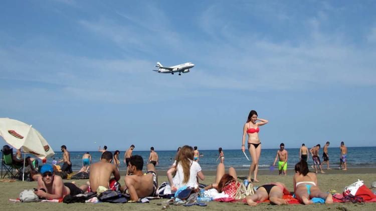 17.03.Tourisme plage vacance avion.PATRICK BAZ  AFP.1280.640