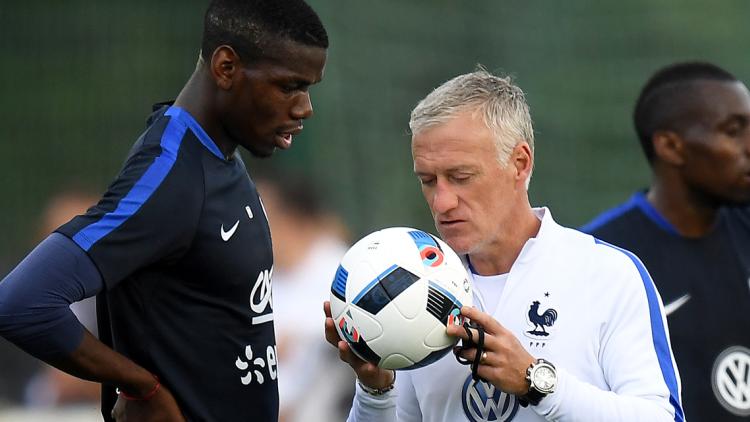 Paul Pogba et Didier Deschamps (1280x640) FRANCK FIFE / AFP