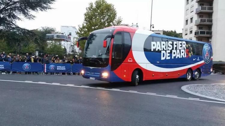 Le bus du PSG lors de son arrivée au Parc des Princes face à l'OM. (1280x640) Capture d'écran @PSG_Origine