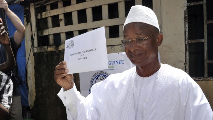 Alpha Condé avec son bulletin de vote. Crédits AFP