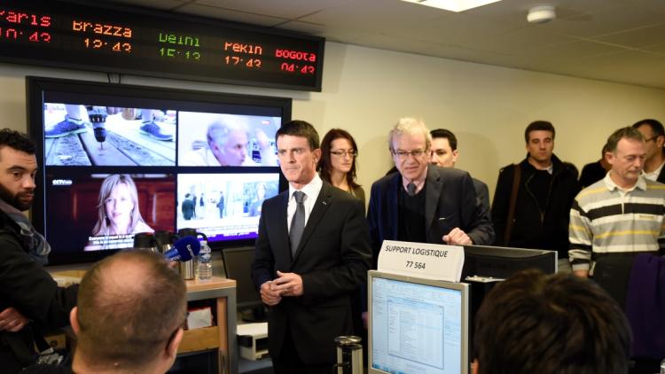 Manuel Valls au centre d'accueil pour les familles de victimes, à l'Ecole militaire, dimanche 15 novembre