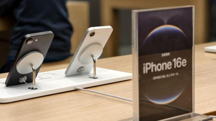 Le smartphone fait de la résistance face aux objets connectés