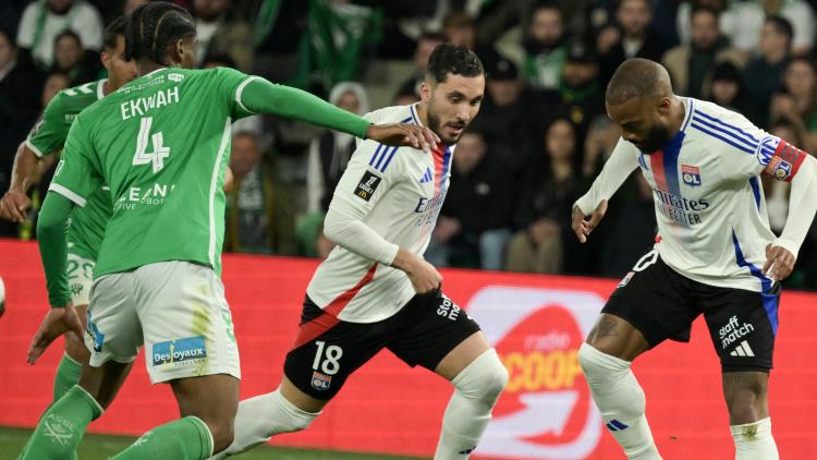 Ligue 1 : Saint-Etienne-Lyon interrompu après un jet de projectile sur un arbitre