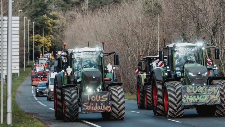 Les agriculteurs vont manifester lundi devant l'Assemblée nationale, où doit débuter l'examen de la proposition de loi visant à "lever les contraintes" pour leur profession et favorisant l'accès à des pesticides, à l'appel de la FNSEA et des Jeunes agriculteurs (JA).