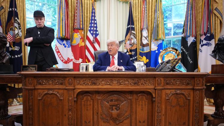 Dans le Bureau ovale, Donald Trump et Elon Musk plaisantent sur une vidéo du couple Macron 