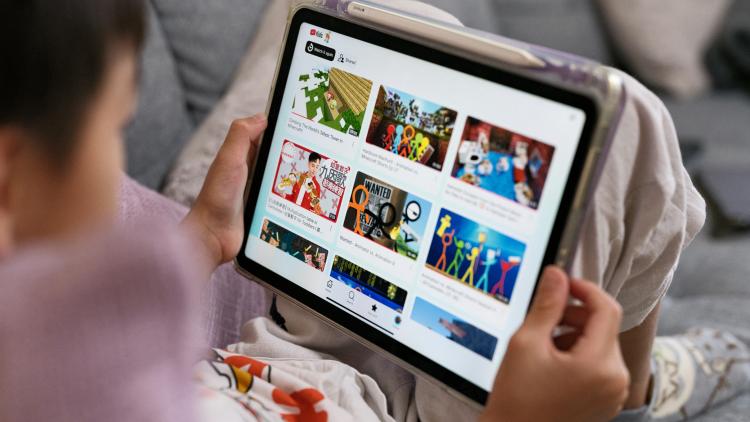 L’interdiction des réseaux sociaux pour les moins de 16 ans en Australie inquiète les adolescents français 